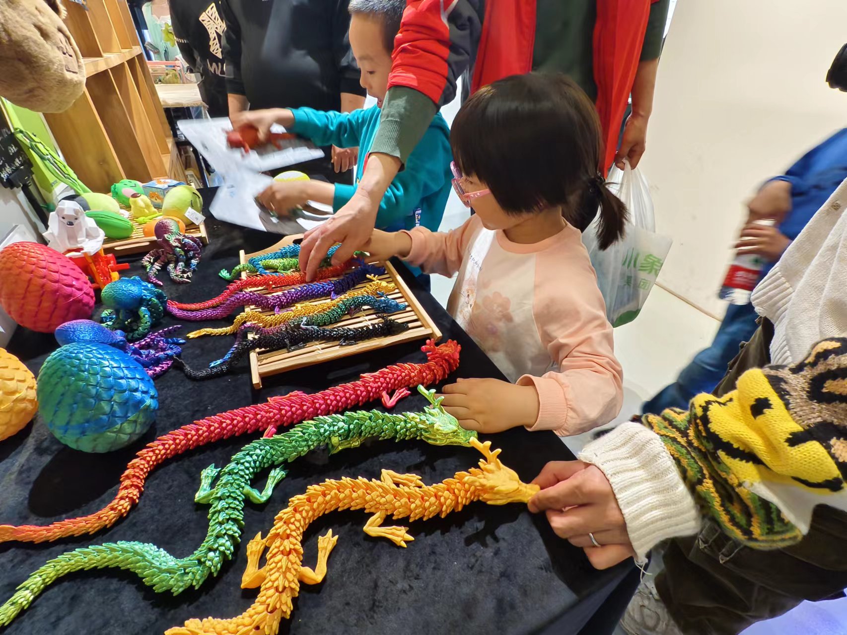 在北京798某创意产品店内，孩子们正在选购3D打印的龙形玩具。记者 乔业琼摄